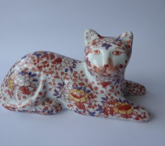 sygnowany na podstawie - Kot [porcelana, Japonia]