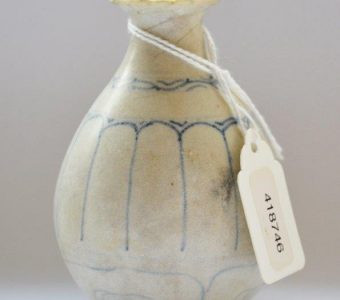 Wazonik z porcelany [Chiny, XVI w.]