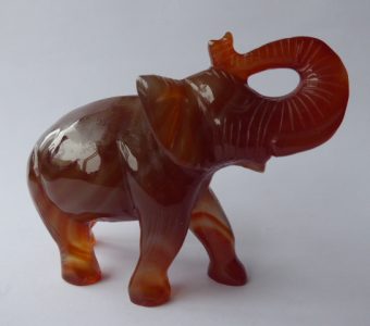 Słoń [rzeźba z agatu]