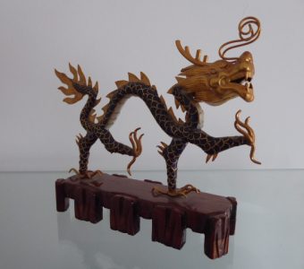 Smok [Chiny, rzeźba platerowana złotem]